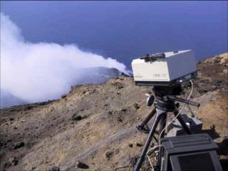 Analyse spectroscopique des gaz éruptifs et profondeur d\'origine des éruptions volcaniques stromboliennes