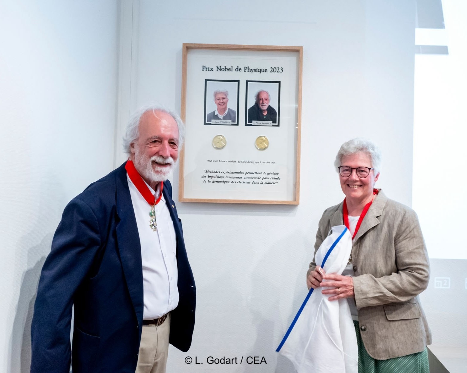 Pierre Agostini et Anne L'Huillier remettent un exemplaire de leur médaille Nobel au laboratoire CEA-LIDYL