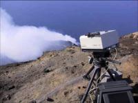Spectroscopic analysis of eruptive gases and source depth of Strombolian volcanic explosions