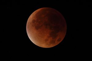 La nuit fut blanche et la lune rouge…