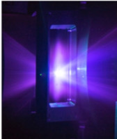 Accélérations de particules par laser-matière et applications