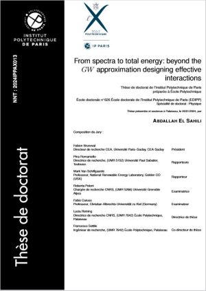 Des spectres à l’énergie totale : au-delà de l’approximation GW pour concevoir des interactions effectives