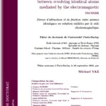 Forces d’attraction et de friction entre atomes identiques en rotation médiées par le vide électromagnétique